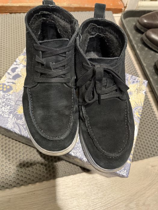 Отдам  за шоколадку обувь