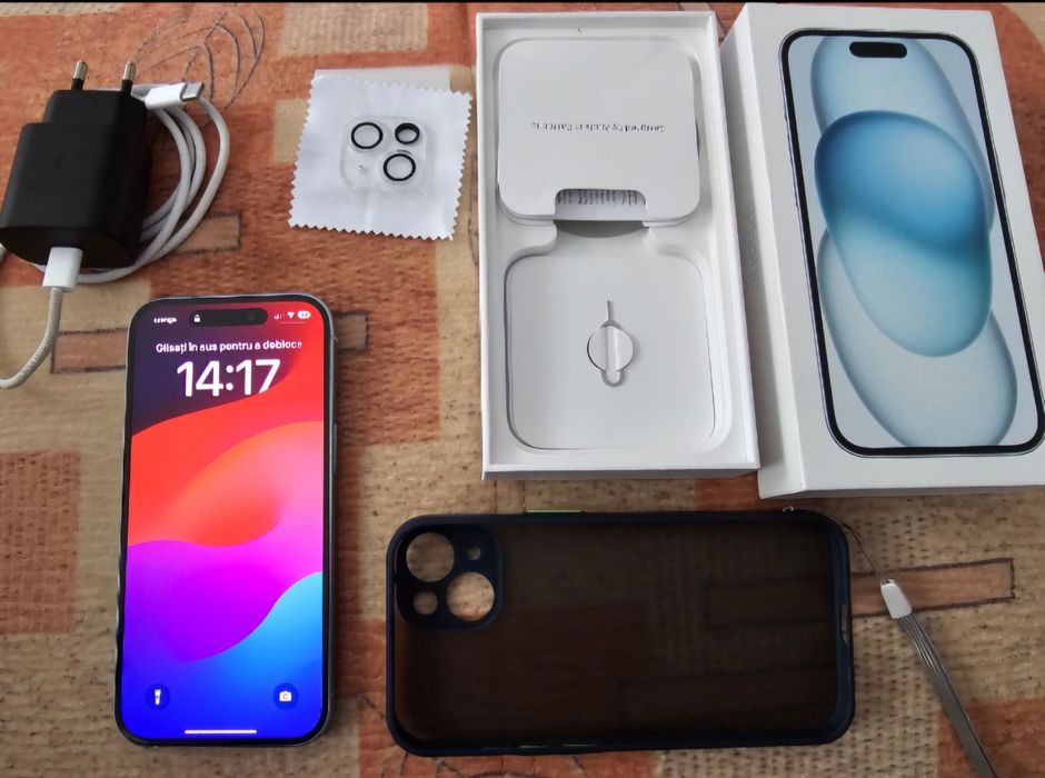 iPhone 15  culoarea blue light