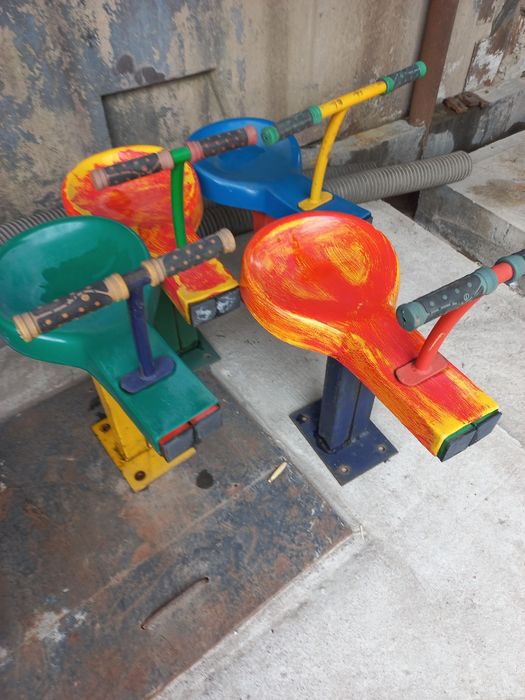 Пружины для детских площадок.