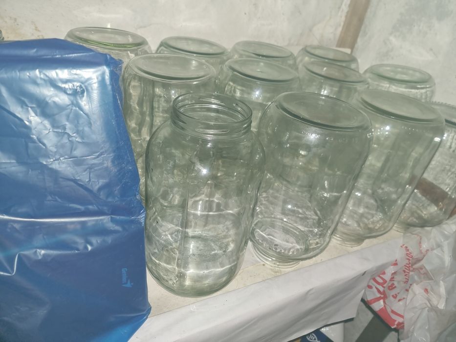 Vind 13 borcane de 5kg curate cu capace noi