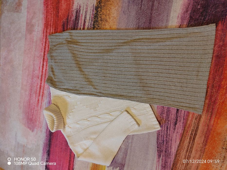 Пола и пуловер..