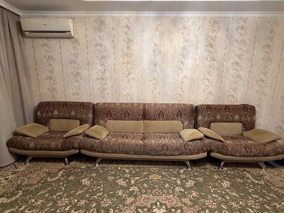 Продам диван с двумя креслами