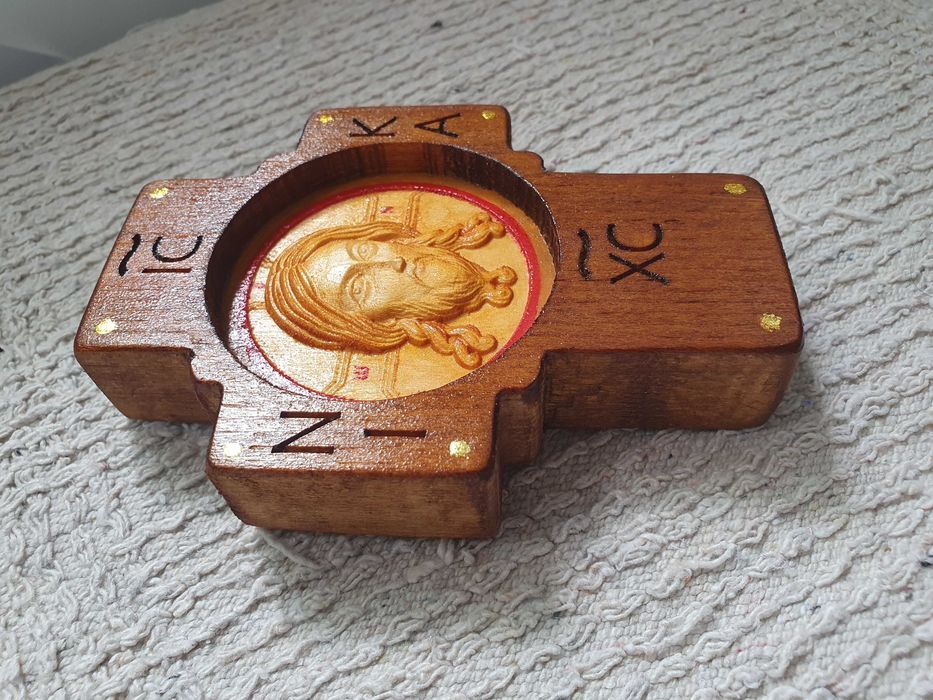 Cruce de perete sculptata in lemn de tei 12,3x9 cm