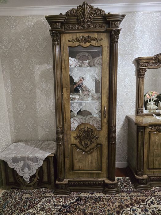 Срочно продам гостиный пенал и комод в комплекте.