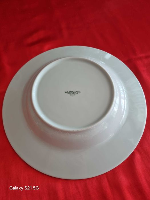 Порцеланови чинии и плата