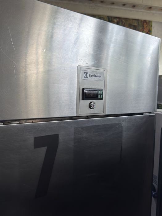 Професионален хладилник electrolux с нов изпорител