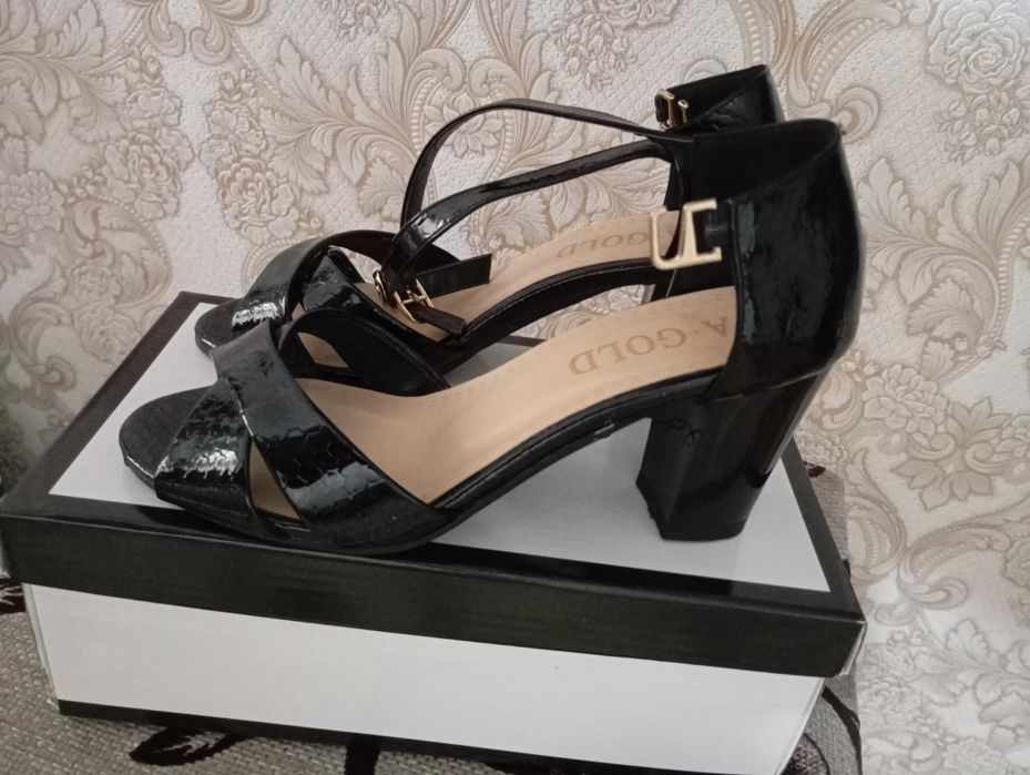 Босоножки почти новые