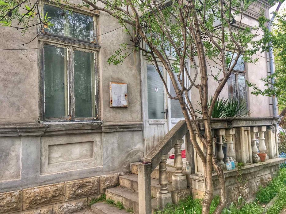 Къща 200 кв + двор 427 кв