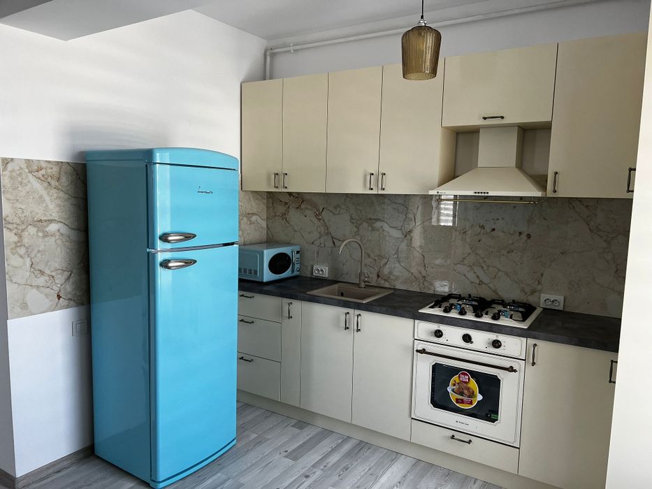 Închiriez apartament cu 2 camere