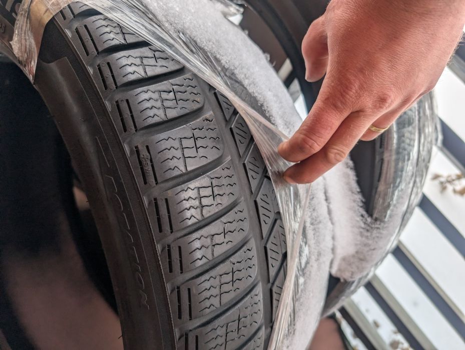 Vand 4 cauciucuri iarna