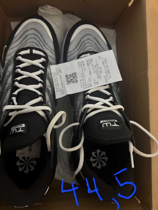 Маратонки Nike чисто нови просто при поръчката е объркан номера .