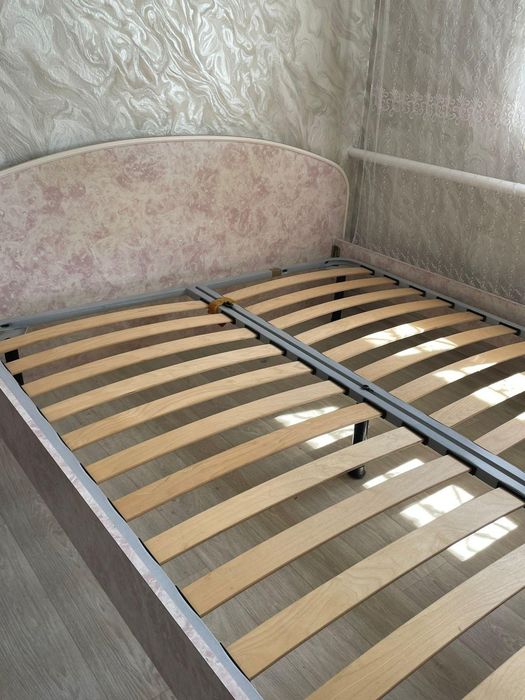 Продам двухспальную кровать с матрасом