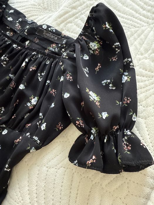 Платье  черного цвета с цветами