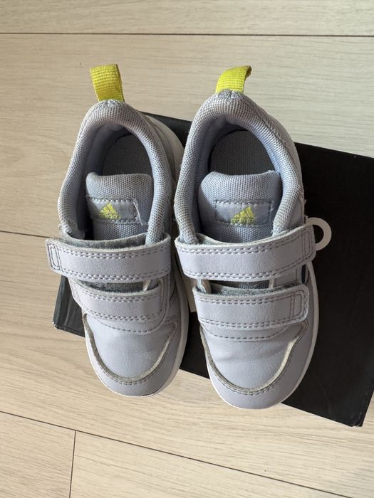 Маратонки Адидас, номер 24