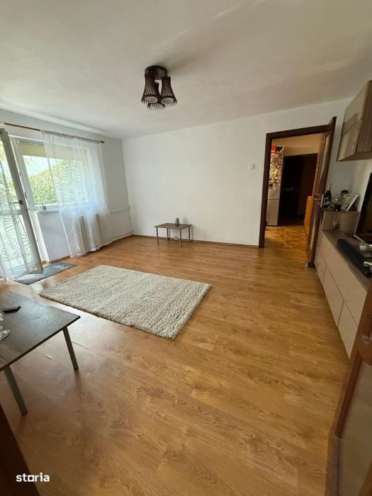 Apartament de vanzare, semidecomandat, 3 camere, et 1, Brazda
