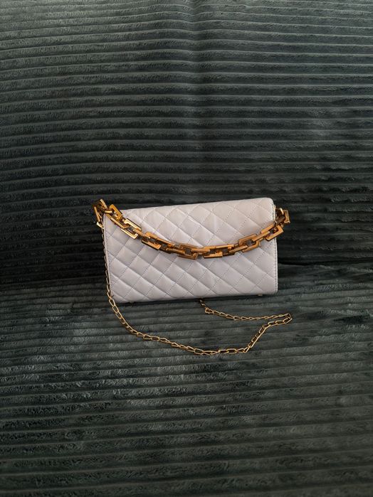 Дамска чанта с верижна дръжка