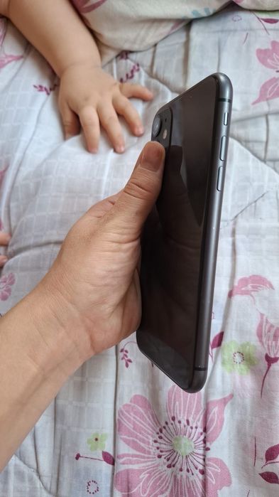 iPhone 11. Стоит блокировка iCloud.