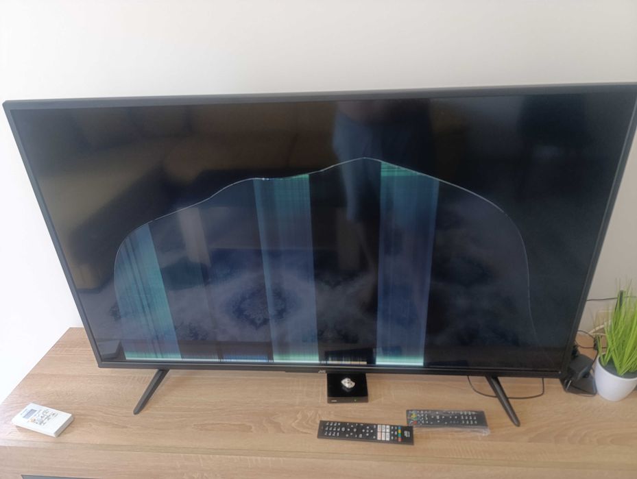 JVC 50 инча - ударен повреден за части.