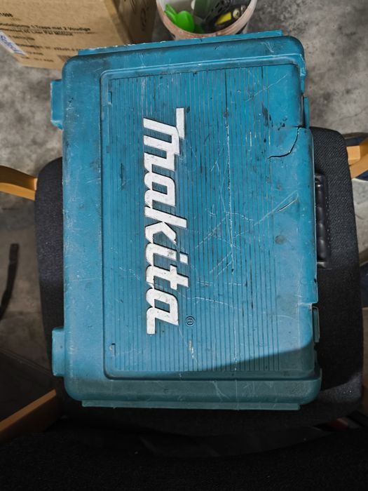 Vând autofiletanta Makita (cutie+încărcător+2 baterii)