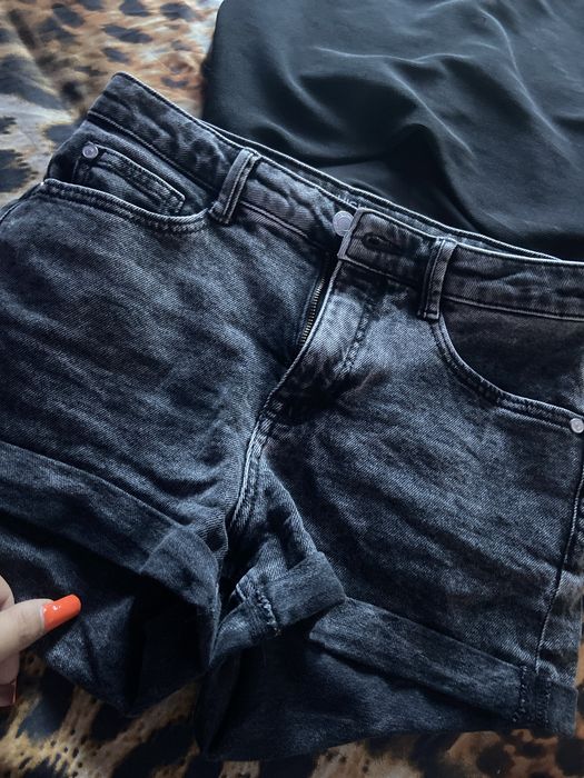 Vând un compleu compus din pantaloni scurți negrii și un top negru