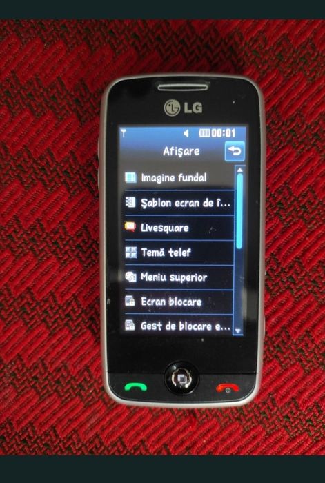 Telefon  cu touchscreen și cameră video/foto, cu carcasa de aluminiu.