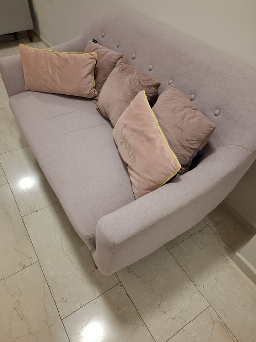 Двуместен прекрасен диван