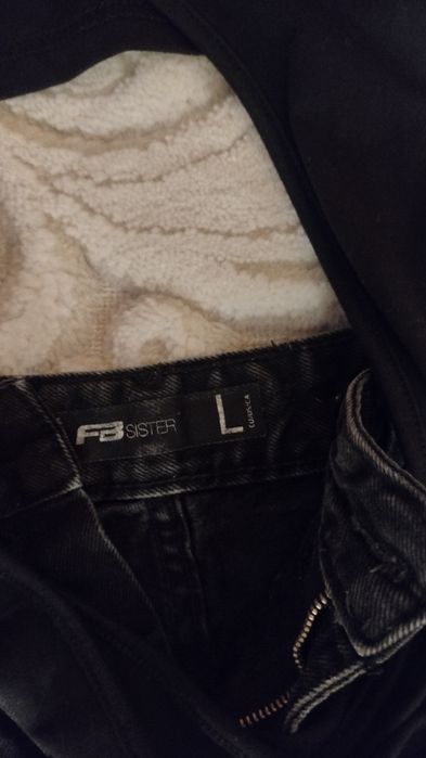 Tricou și pantaloni scurți de blugii