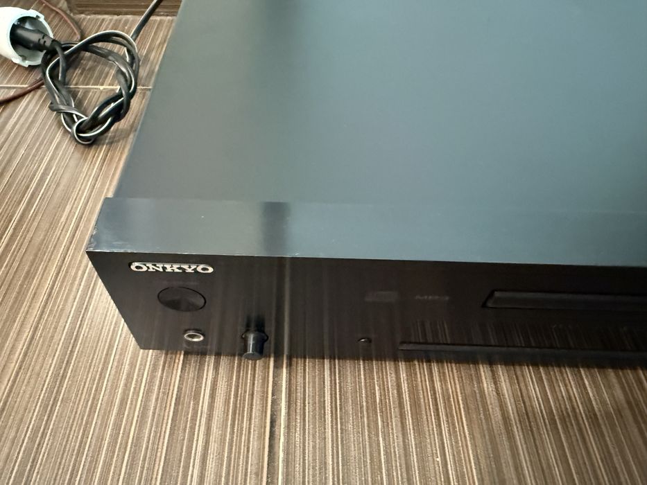 Onkyo C-7030 качествен CD Player
