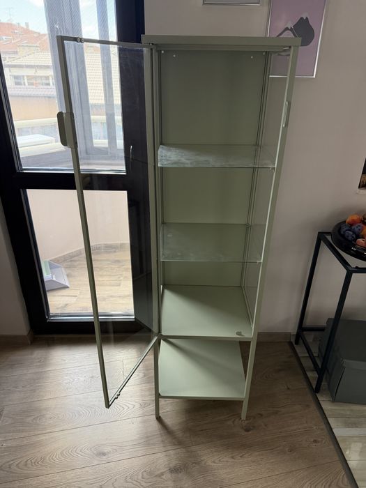 Продавам витрина