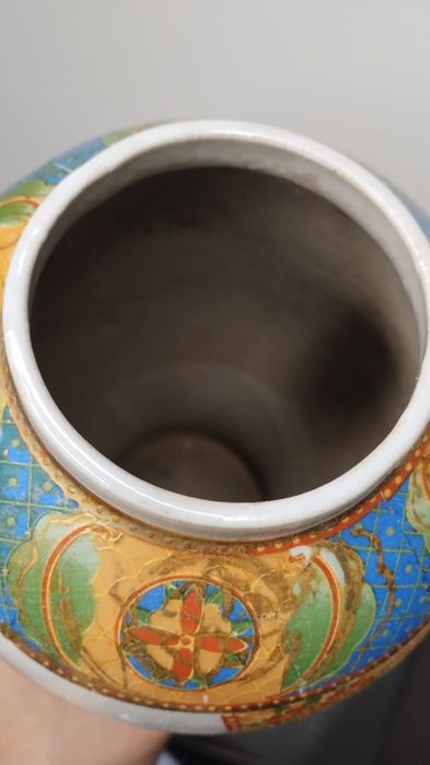 Много красива и различна ваза в китайски стил.