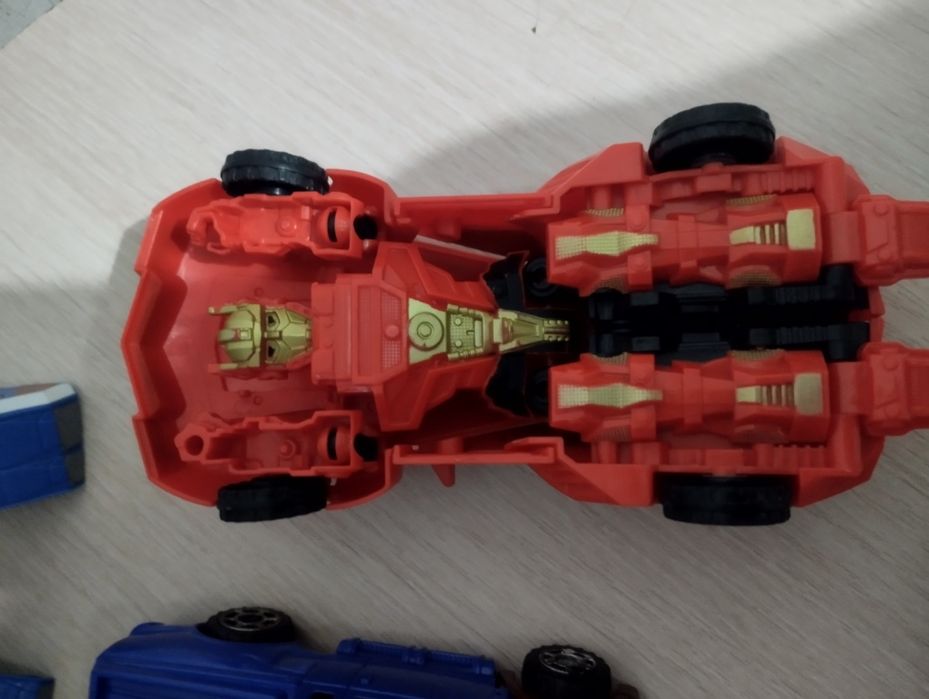 Игрушки  робот трансформер