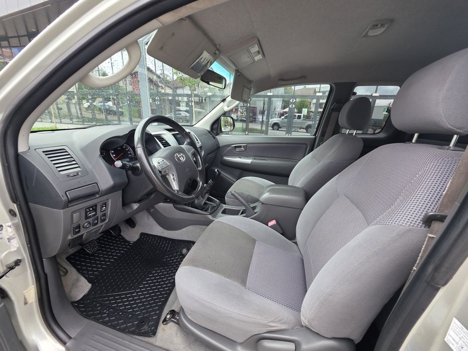 Toyota Hilux 4 locuri 2 usi bena lunga  4x4 Camioneta Autoutilitara Pick up