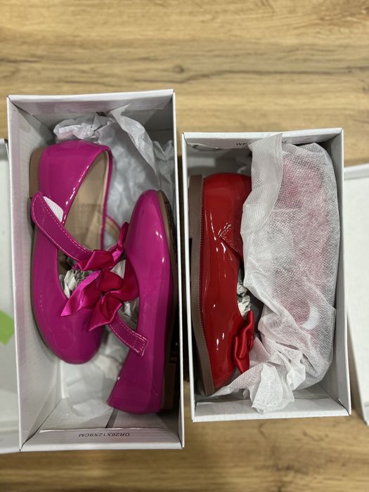 Бяла блуза, червена пола, червени обувки 3-4г