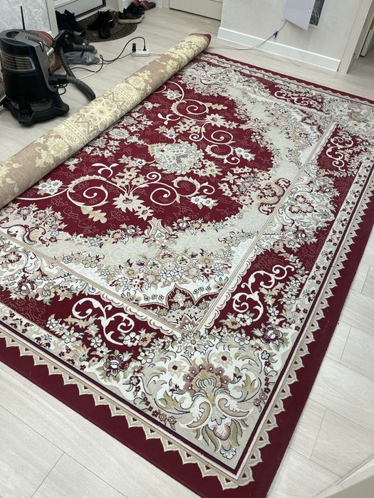 Красный ковер средний