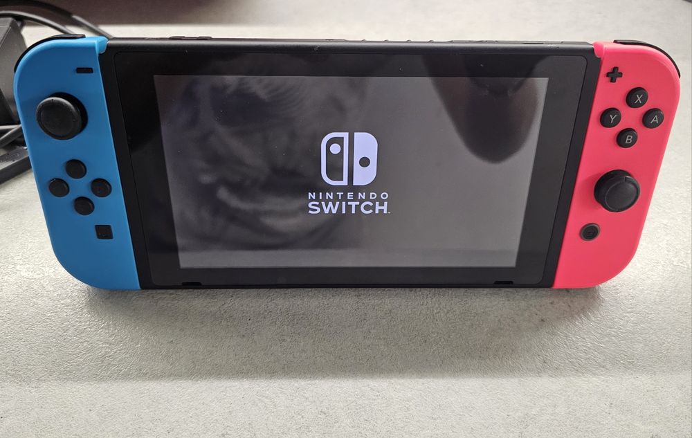 Nintendo Switch HAC-001(-01) V2 + 32 GB MicroSD