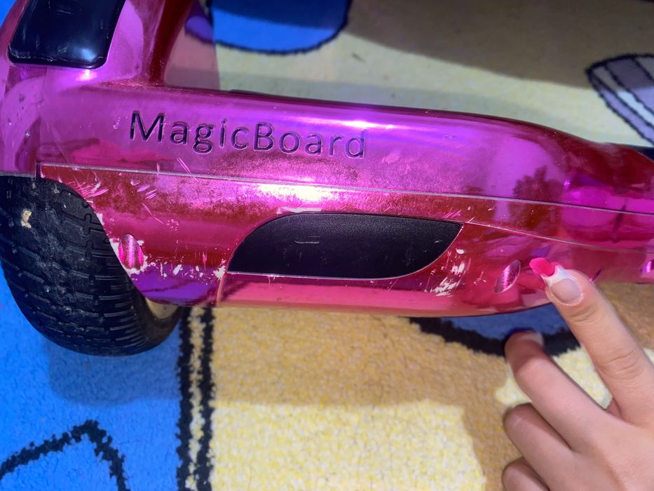 haveboard roz cu luminite pe laterala