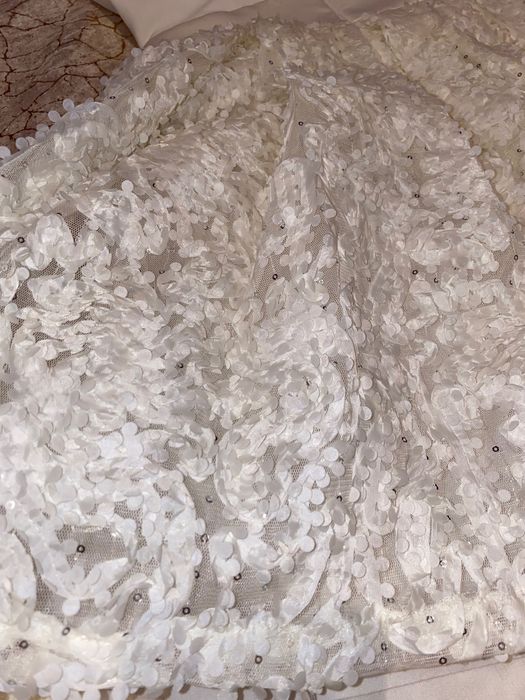 Бяла бална рокля