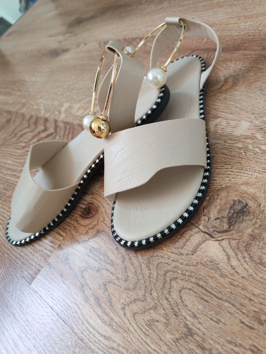 Продам босоножки новые