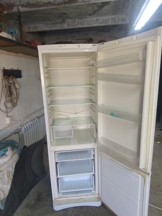 Продам холодильник Индезит в рабочем состоянии