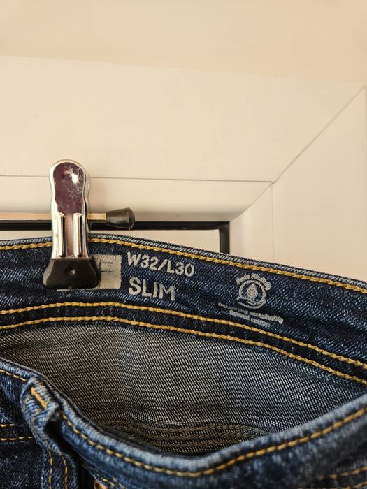 Vând blugi noi pentru bărbați