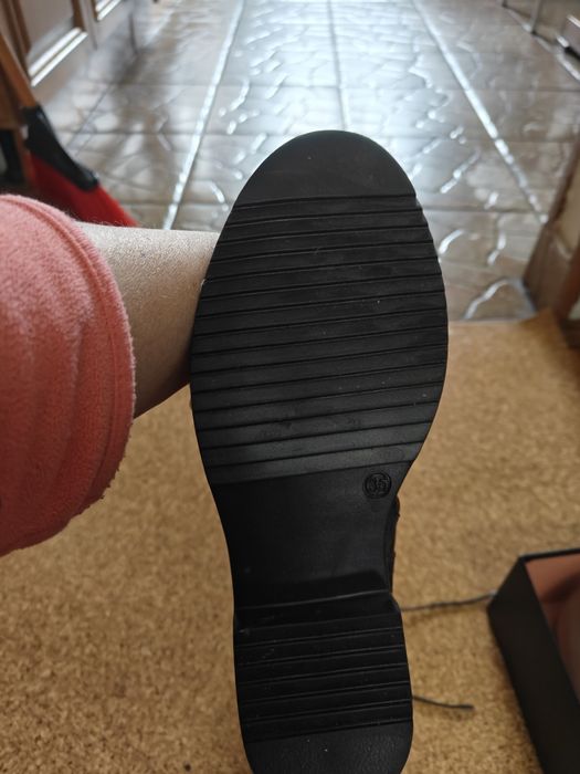 Vand incaltaminte noua