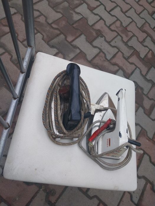 Vand 2 buc fier de călcat vechi