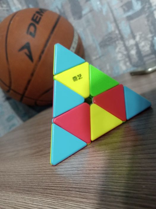 Кубик Рубика в форме перамиды
