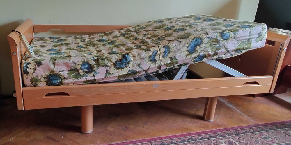 Pat medical pentru bolnavi sau batrani, cu trei motoare, saltea