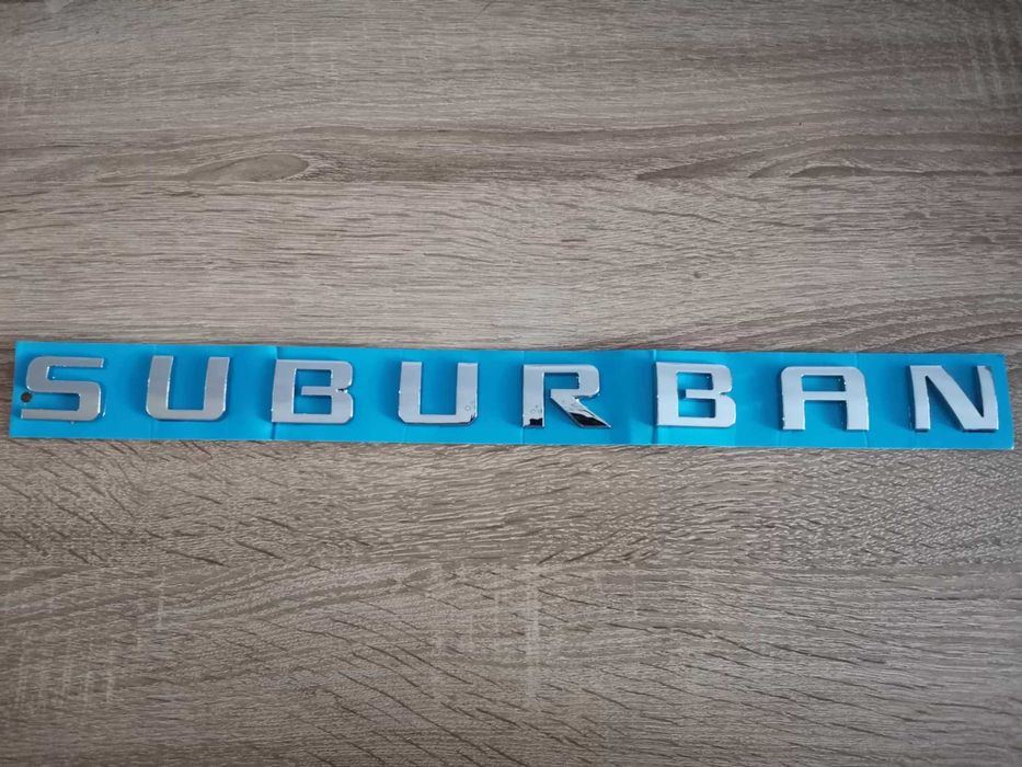 сребрист надпис емблема Chevrolet Suburban