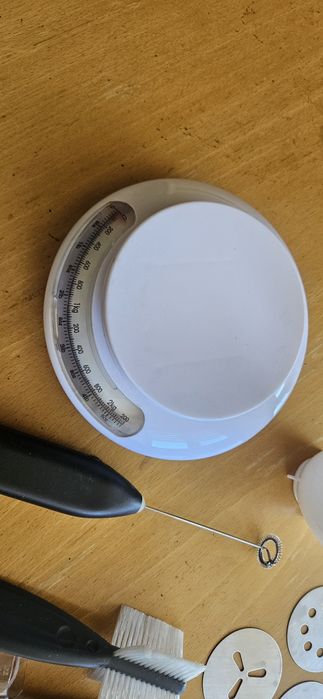 Кухненски: електрически шприц, уред за понички, кантарче