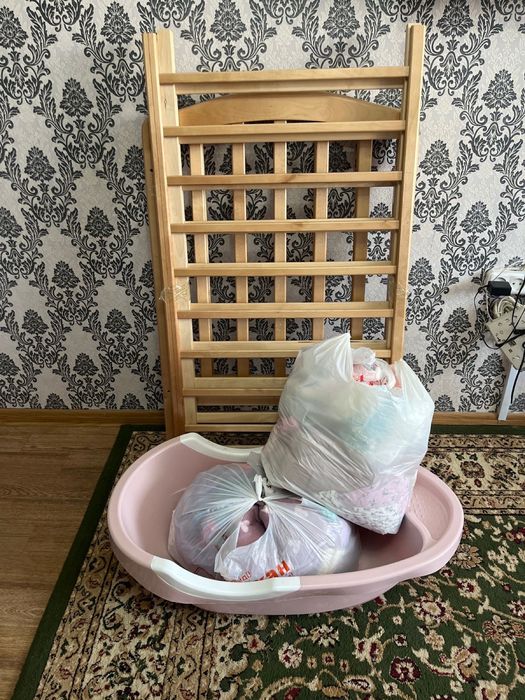 Детская кроватка , стульчик , вещи