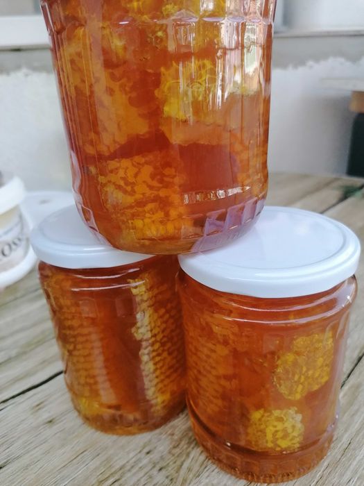 Пчелен мед с восък