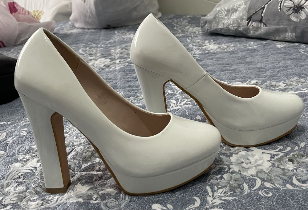 Продам белые Туфли