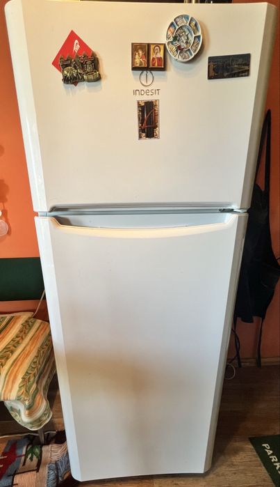 Хладилник с фризер Indesit TIAA 10 – 252 л, малко ползван.